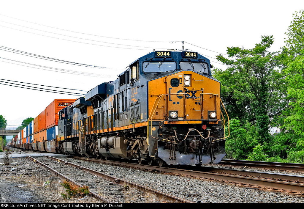 CSX 3044 on I-157